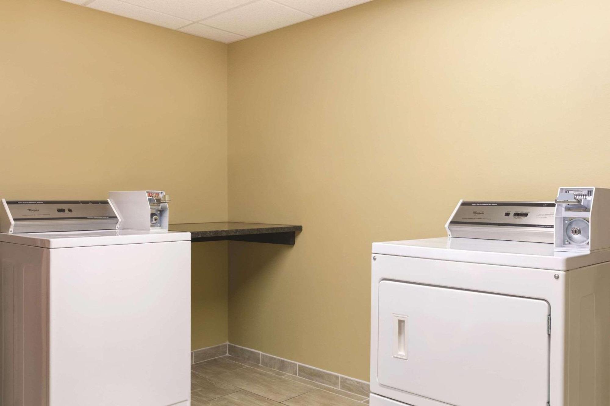 Country Inn & Suites By Radisson, Fergus Falls, Mn Bagian luar foto