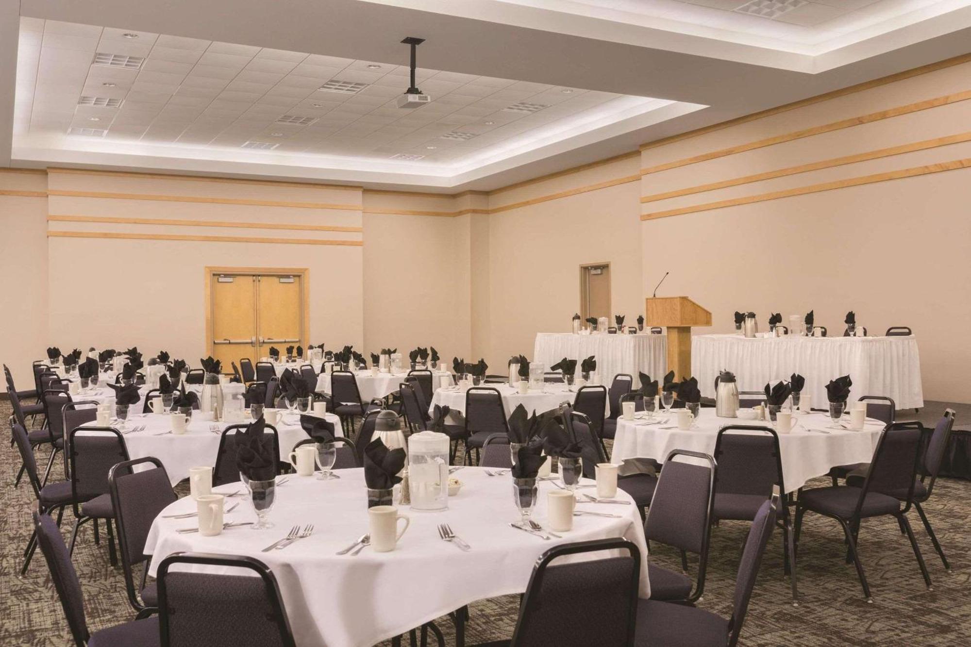 Country Inn & Suites By Radisson, Fergus Falls, Mn Bagian luar foto