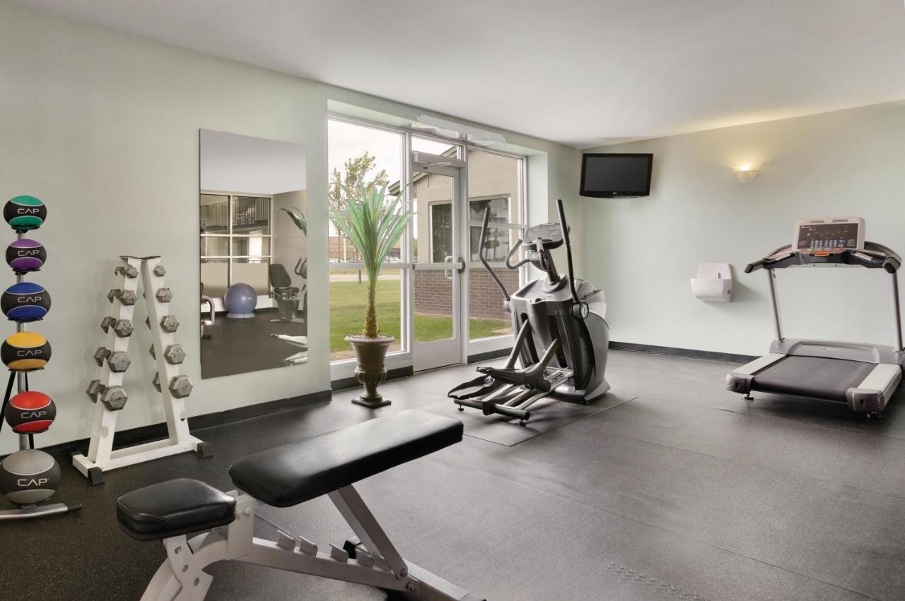 Country Inn & Suites By Radisson, Fergus Falls, Mn Bagian luar foto
